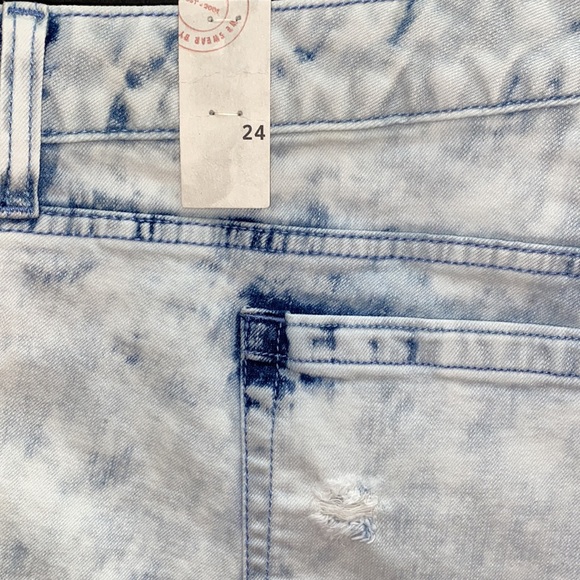 ✨Reduced NWT TORRID shorts - lace & beading - destructed- light wash -Plus Sized - Picture 12 of 14